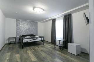 Отель Motel Sun Lit Ивано-Франковск Стандартный номер с кроватью размера "king-size"-9